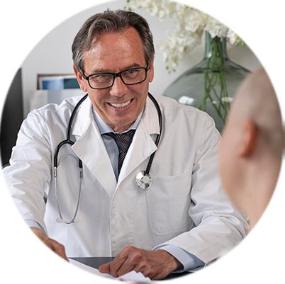 Médico em consulta com paciente